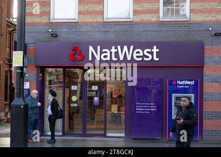 Slough, Regno Unito. 20 novembre 2023. Una banca NatWest a Slough High Street. Credito: Maureen McLean/Alamy Foto Stock