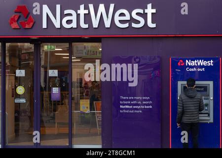 Slough, Regno Unito. 20 novembre 2023. Una banca NatWest a Slough High Street. Credito: Maureen McLean/Alamy Foto Stock