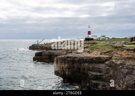Il faro di Portland Bill si erge sopra le vecchie cave sulla Jurassic Coast del Dorset. Foto Stock