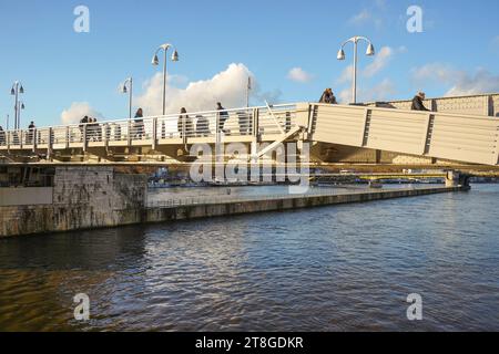 Pedoni e biciclette che attraversano la Sint Servaasbrug, St Servatius Bridge, attraversato il fiume Mosa a Maastricht, Limburgo, Paesi Bassi. Foto Stock