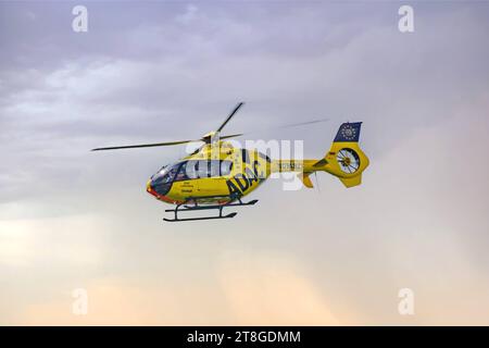 DATA DI REGISTRAZIONE NON DICHIARATA ADAC Rettungshubschrauber im Flug ADAC Rettungshubschrauber vom Typ Eurocopter 135. Troisdorf, Nordrhein-Westfalen, Deutschland, 18.05.2023 *** elicottero di soccorso ADAC in volo ADAC Eurocopter 135 elicottero di soccorso Troisdorf, Renania settentrionale-Vestfalia, Germania, 18 05 2023 Copyright: JOKER/HadyxKhandani JOKER230518531013 credito: Imago/Alamy Live News Foto Stock