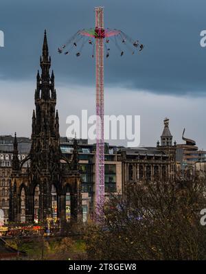 Edimburgo, Scozia, Regno Unito, 20 novembre 2023. Scene natalizie: Le luci del mercato di Natale e il giro del parco divertimenti Star Flyer sono un'attrazione alla luce del tramonto. Crediti: Sally Anderson/Alamy Live News Foto Stock