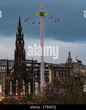 Edimburgo, Scozia, Regno Unito, 20 novembre 2023. Scene natalizie: Le luci del mercato di Natale e il giro del parco divertimenti Star Flyer sono un'attrazione alla luce del tramonto. Crediti: Sally Anderson/Alamy Live News Foto Stock