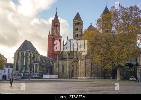 Piazza Vrijthof Maastricht con la chiesa di San Giovanni e la chiesa di San Servazio, Limburgo, Paesi Bassi. Foto Stock