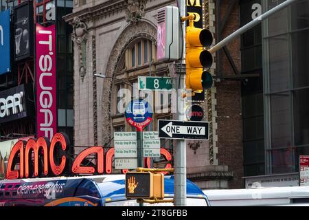 Broadway e un cartello stradale a senso unico. Foto Stock