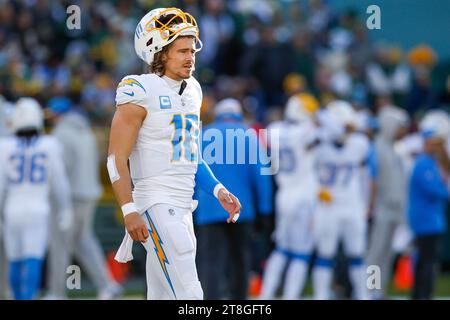 Green Bay, Wisconsin, USA. 19 novembre 2023. Il quarterback dei Los Angeles Chargers Justin Herbert (10) esce per stringere la mano all'unità di Field goal dopo un Field goal realizzato durante la partita di football tra i Los Angeles Chargers e i Green Bay Packers al Lambeau Field di Green Bay, Wisconsin. Darren Lee/CSM/Alamy Live News Foto Stock