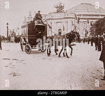 Carrozza trainata da cavalli di fronte al Petit Palais, VIII arrondissement, Parigi, fotografo dilettante, XIX-XX secolo, fotografia, arti grafiche, fotografia, stampa sviluppata in cloruro d'argento con gelatina, dimensioni - immagine:, altezza: 7,4 cm, larghezza: 8,6 cm, dimensioni - margine:, altezza: 8,2 cm, larghezza: 9 cm Foto Stock