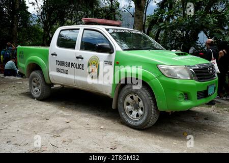 Servizio di prelievo Toyota Hilux della polizia turistica del Perù. Machu Picchu, Perù, 6 ottobre 2023. Foto Stock