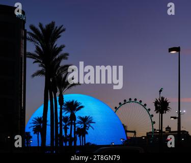 LAS VEGAS, Nevada/USA - 2 NOVEMBRE 2023: La MSG Sphere and High Roller Observation Wheel, nella sfarzosa Las Vegas, Nevada. Foto Stock