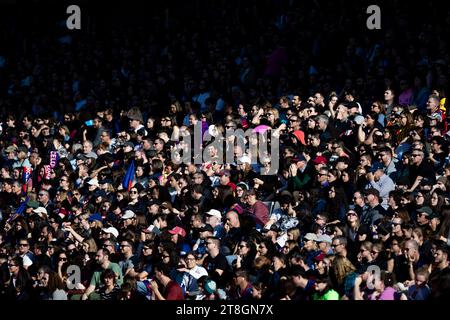 Barcellona, Spagna. 19 novembre 2023. BARCELLONA, SPAGNA - 19 NOVEMBRE: Tifosi durante la partita di Liga F tra FC Barcelona e Real Madrid all'Estadi Olimpic Lluis Companys il 19 novembre 2023 a Barcellona, Spagna credito: DAX Images/Alamy Live News Foto Stock