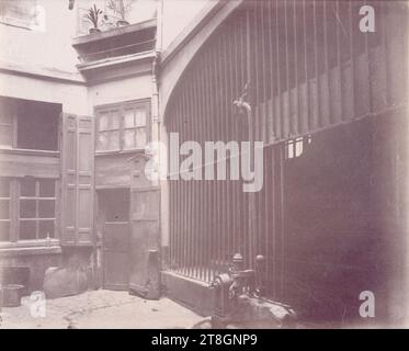 Vecchio cortile e cancello della vecchia casa, rue de la Parcheminerie, 5° arrondissement, Parigi, Atget, Eugène (Jean Eugène Auguste Atget), fotografo, nel 1903, Fotografia, arti grafiche, fotografia, stampa in albume, dimensioni - lavoro: altezza: 17,9 cm, larghezza: 21,9 cm Foto Stock