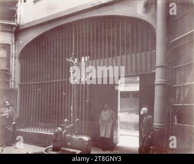 Vecchia porta nel cortile, rue de la Parcheminerie, 5° arrondissement, Parigi, Atget, Eugène (Jean Eugène Auguste Atget), fotografo, nel 1903, Fotografia, arti grafiche, fotografia, stampa in albume, dimensioni - lavoro: altezza: 17,5 cm, larghezza: 22,1 cm Foto Stock