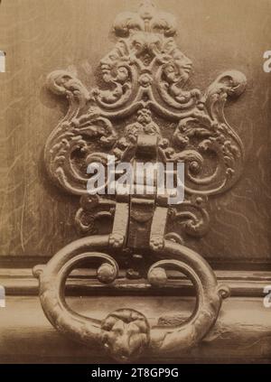 Knocker, Hotel de Luynes, 9 rue Jacob, 6th arrondissement, Parigi, Atget, Eugène (Jean Eugène Auguste Atget), fotografo, Fotografia, arti grafiche, stampa in albume, dimensioni - lavoro: altezza: 21,8 cm, larghezza: 17,9 cm Foto Stock