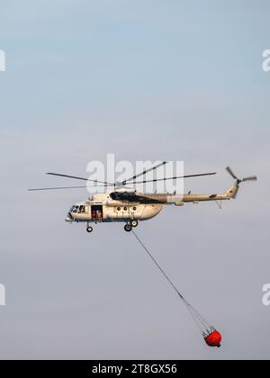 Elicottero di soccorso antincendio turco, elicottero multifunzionale mi-8, Alanya, Turchia Foto Stock