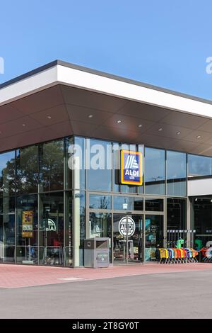 Aldi Süd moderne Filiale Discounter Supermarkt Laden Geschäft a Stoccarda Stoccarda, Deutschland - 30. Juli 2023: Aldi Süd moderne Filiale Discounter Supermarkt Laden Geschäft a Stoccarda, Deutschland. *** Aldi Süd moderno negozio di supermercato discounter filiale a Stoccarda Stoccarda, Germania 30 luglio 2023 Aldi Süd moderno negozio di supermercato discounter filiale a Stoccarda, Germania credito: Imago/Alamy Live News Foto Stock