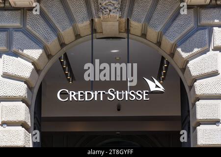 Credit Suisse Bank Logo am Hauptsitz der firma am Paradeplatz in Zürich, Schweiz Zürich, Schweiz - 10. Agosto 2023: Credit Suisse Bank Logo am Hauptsitz der firma am Paradeplatz a Zürich, Svizzera. *** Logo Credit Suisse Bank presso la sede centrale della società Paradeplatz a Zurigo, Svizzera Zurigo, Svizzera 10 agosto 2023 Logo Credit Suisse Bank presso la sede centrale della società Paradeplatz a Zurigo, Svizzera Credit: Imago/Alamy Live News Foto Stock