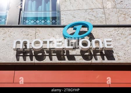 Motel One Hotel mit Logo an der Lautenschlagerstraße a Stoccarda Stoccarda, Deutschland - 10 aprile 2023: Motel One Hotel mit Logo an der Lautenschlagerstraße a Stoccarda, Deutschland. *** Motel One Hotel con logo su Lautenschlagerstraße a Stoccarda Stoccarda, Germania 10 aprile 2023 Motel One Hotel con logo su Lautenschlagerstraße a Stoccarda, Germania credito: Imago/Alamy Live News Foto Stock