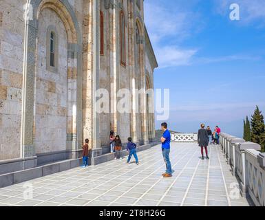 Sighnaghi, Georgia - 3.27.2023: Tempio di San Nina nel monastero di Bodbe. Complesso monastico ortodosso georgiano. Luoghi di pellegrinaggio in Georgia Foto Stock