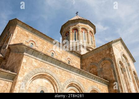 Tempio di Santa Nina nel monastero di Bodbe. Complesso monastico ortodosso georgiano. Luoghi di pellegrinaggio in Georgia. Destinazione di viaggio. Foto di alta qualità Foto Stock