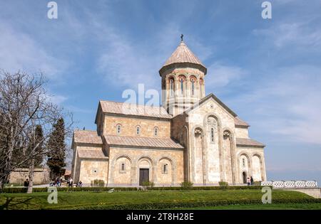 Tempio di Santa Nina nel monastero di Bodbe. Complesso monastico ortodosso georgiano. Luoghi di pellegrinaggio in Georgia. Destinazione di viaggio. Foto di alta qualità Foto Stock