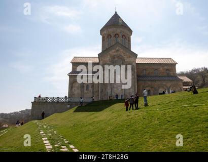 Sighnaghi, Georgia - 3.27.2023: Tempio di San Nina nel monastero di Bodbe. Complesso monastico ortodosso georgiano. Luoghi di pellegrinaggio in Georgia Foto Stock