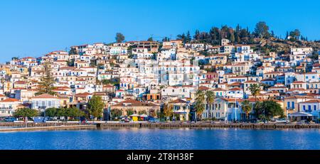 Poros, Grecia - 17 febbraio 2023 - Vista sulla città di Poros sull'isola di Poros vista dalla terraferma Foto Stock