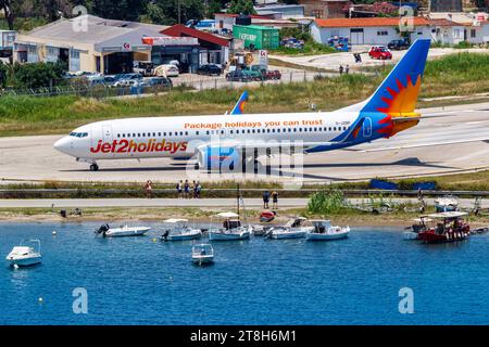 Jet2 Boeing 737-800 Flugzeug Flughafen Skiathos a Griechenland Skiathos, Griechenland - 30. Juni 2023: Ein Boeing 737-800 Flugzeug der Jet2 mit dem Kennzeichen G-JZBP auf dem Flughafen Skiathos JSI a Griechenland. *** Jet2 Boeing 737 800 Aircraft Skiathos Airport in Greece Skiathos, Greece June 30, 2023 Un Jet2 Boeing 737 800 Aircraft con registrazione G JZBP presso Skiathos Airport JSI in Greece Credit: Imago/Alamy Live News Foto Stock