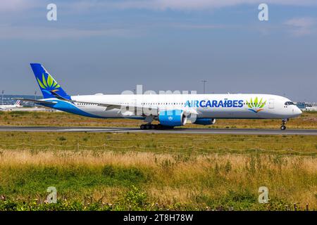 Air Caraibes Airbus A350-1000 Flugzeug Flughafen Parigi Orly a Frankreich Parigi, Frankreich - 4. Juni 2022: Ein Airbus A350-1000 Flugzeug der Air Caraibes mit dem Kennzeichen F-HMIL auf dem Flughafen Paris Orly ORY a Frankreich. *** Air Caraibes Airbus A350 1000 Aircraft Paris Orly Airport in France Paris, France 4 giugno 2022 un Airbus A350 1000 Air Caraibes con registrazione F HMIL presso l'aeroporto Orly ORY di Parigi in Francia credito: Imago/Alamy Live News Foto Stock