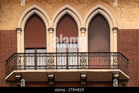 Italia Piemonte Torino nuova architettura gotica nel quartiere San Salvario - edificio residenziale via Nizza 43 Foto Stock