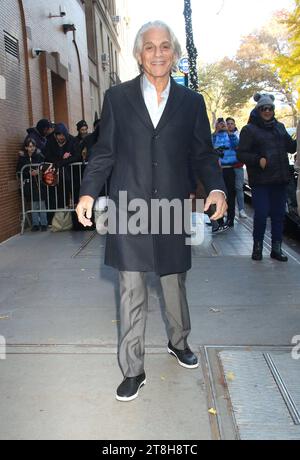 20 novembre 2023 Tony Danza on the View per la riunione del cast di taxi a New York 20 novembre 2023 Copyright: XRWx Credit: Imago/Alamy Live News Foto Stock
