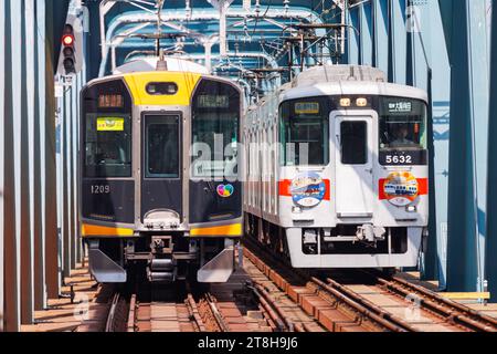 Regionalbahn Züge der Privatbahn Hanshin Electric Railway a Osaka, Giappone Osaka, Giappone. , . Regionalbahn Züge der Privatbahn Hanshin Electric Railway a Osaka, Giappone. *** Treni regionali della Hanshin Electric Railway privata a Osaka, Giappone Osaka, Giappone 30 settembre 2023 treni regionali della Hanshin Electric Railway privata a Osaka, Giappone credito: Imago/Alamy Live News Foto Stock