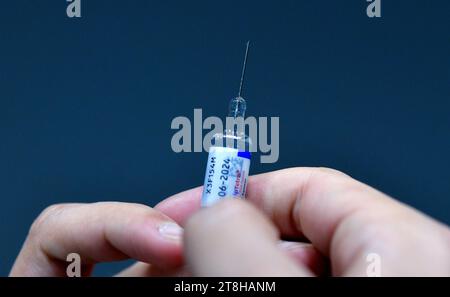 Zagabria, Croazia. 20 novembre 2023. Un medico ha una siringa con il vaccino contro l'influenza, a Zagabria, Croazia, il 20 novembre 2023. Foto: Sandra Simunovic/PIXSELL credito: Pixsell/Alamy Live News Foto Stock