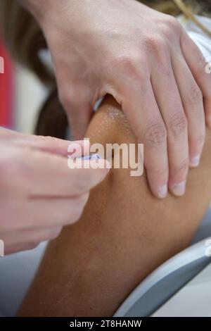 Zagabria, Croazia. 20 novembre 2023. Il paziente riceve la vaccinazione antinfluenzale, a Zagabria, in Croazia, il 20 novembre 2023. Foto: Sandra Simunovic/PIXSELL credito: Pixsell/Alamy Live News Foto Stock