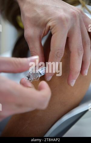 Zagabria, Croazia. 20 novembre 2023. Il paziente riceve la vaccinazione antinfluenzale, a Zagabria, in Croazia, il 20 novembre 2023. Foto: Sandra Simunovic/PIXSELL credito: Pixsell/Alamy Live News Foto Stock