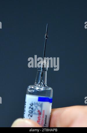 Zagabria, Croazia. 20 novembre 2023. Un medico ha una siringa con il vaccino contro l'influenza, a Zagabria, Croazia, il 20 novembre 2023. Foto: Sandra Simunovic/PIXSELL credito: Pixsell/Alamy Live News Foto Stock