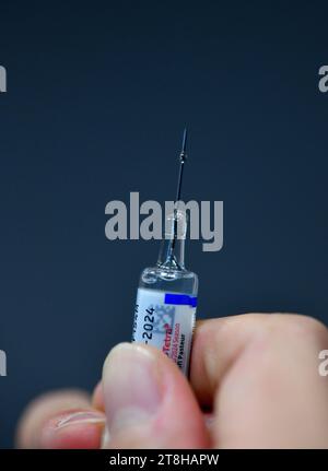 Zagabria, Croazia. 20 novembre 2023. Un medico ha una siringa con il vaccino contro l'influenza, a Zagabria, Croazia, il 20 novembre 2023. Foto: Sandra Simunovic/PIXSELL credito: Pixsell/Alamy Live News Foto Stock