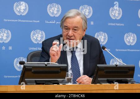 New York, USA. 21 novembre 2023. Il Segretario generale delle Nazioni Unite Antonio Guterres interviene al lancio del rapporto Emissions Gap 2023 del programma delle Nazioni Unite per l'ambiente, presso la sede delle Nazioni Unite a New York, il 20 novembre 2023. Guterres lunedì ha chiesto un'azione da record da parte dei leader mondiali per affrontare il cambiamento climatico. (Eskinder Debebe/un Photo/Handout via Xinhua) credito: Xinhua/Alamy Live News Foto Stock