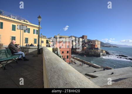 Genova, Italia - novembre 2023 - gruppo di edifici su una scogliera in una baia con una spiaggia al centro in una giornata di sole vista dall'alto Foto Stock
