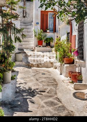 Le case in una stretta strada residenziale nel quartiere Plaka di Atene sono tutte dipinte di bianco. Foto Stock
