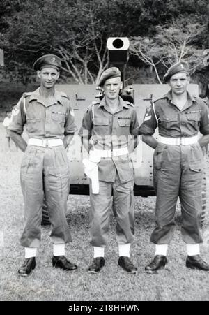 Soldati britannici della Royal Artillery, 17th Gurkha Division, di fronte a un cannone da campo da 25 libbre, Malaya c. 1952. Foto Stock