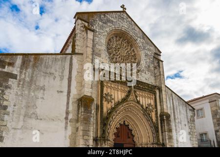 Santarem, Portogallo - 27 ottobre 2020: Facciata della chiesa di Santa Maria da Graca in un giorno d'estate Foto Stock