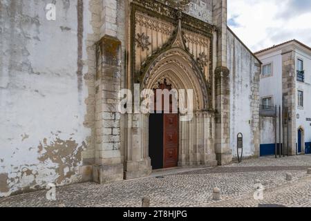 Santarem, Portogallo - 27 ottobre 2020: Facciata della chiesa di Santa Maria da Graca in un giorno d'estate Foto Stock