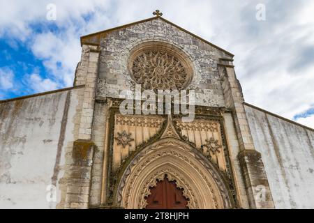 Santarem, Portogallo - 27 ottobre 2020: Facciata della chiesa di Santa Maria da Graca in un giorno d'estate Foto Stock