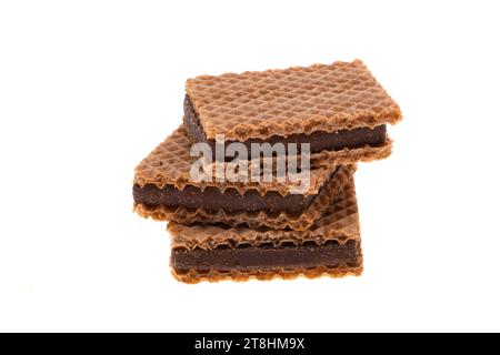 wafer di cioccolato con noci isolate su sfondo bianco Foto Stock