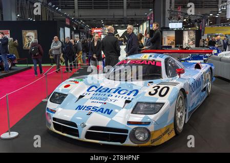 Parigi, Francia - Rétromobile 2020. Concentrati su una Nissan R390 GT1 blu del 1998. Numero di telaio R8. Foto Stock