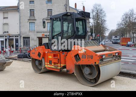 Nancy, Francia - rullo tandem arancione Hamm HD 110 per lavori stradali in strada. Foto Stock