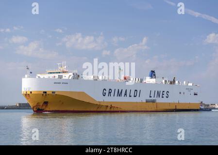 Le Havre, Francia - Vehicles Carrier GRANDE SPAGNA che arriva al porto di le Havre con rimorchiatore sul retro. Foto Stock