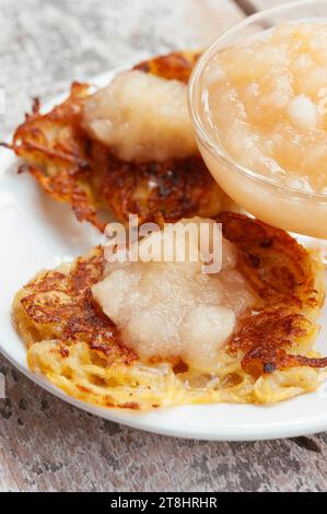 Tradizionale tedesco frittelle di patate con fatta in casa la salsa di apple. Foto Stock