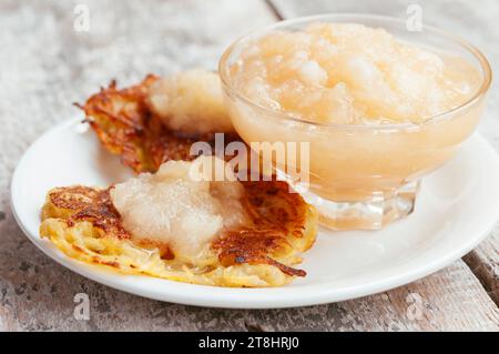 Tradizionale tedesco frittelle di patate con fatta in casa la salsa di apple. Foto Stock