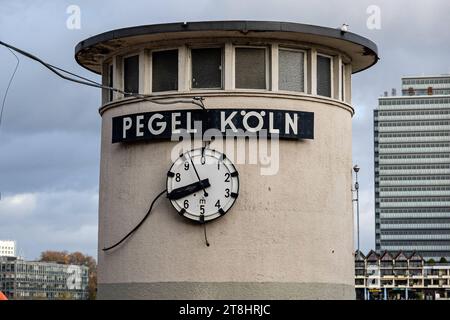 Rhein Hochwasser in Köln beim Pegel von 693 cm am Pegelturm in der Kölner Innenstadt an der im Umbau befindlichen Promenade der Kölner Altstadt. 19.11.2023 Köln Altstadt NRW Deutschland *** alluvione del Reno a Colonia al livello di 693 cm presso la torre di scartamento nel centro di Colonia sul lungomare della città vecchia di Colognes, attualmente in fase di ricostruzione 19 11 2023 Colonia Old Town NRW Germania credito: Imago/Alamy Live News Foto Stock